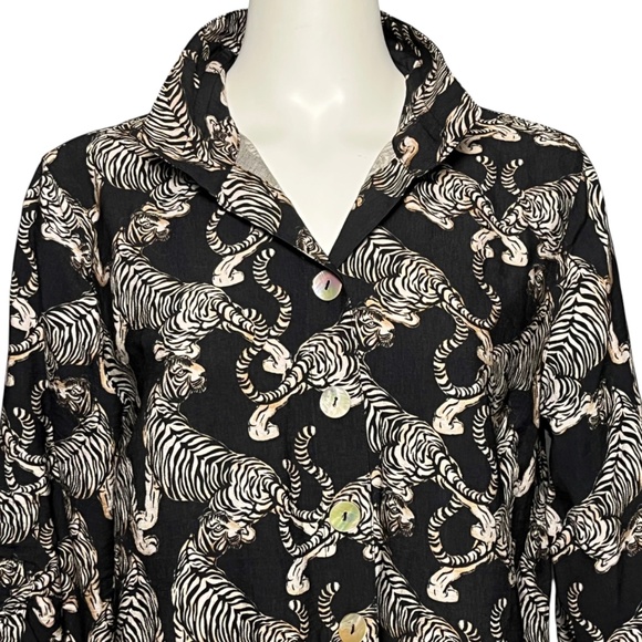 John Mark Tiger Print Wire Collar Cinch Tie Sleeve Button Front Black Top Size M - Picture 2 of 10
